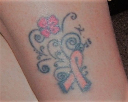 Tatouage J'ai vaincu le Cancer représentation sur ma cheville gauche.jpg.JPG